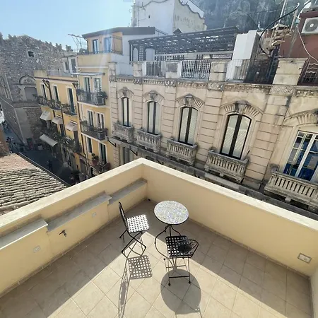 Casa Corso Is An Elegant Center House With Terrace Views Of Main Street Ferienhaus *